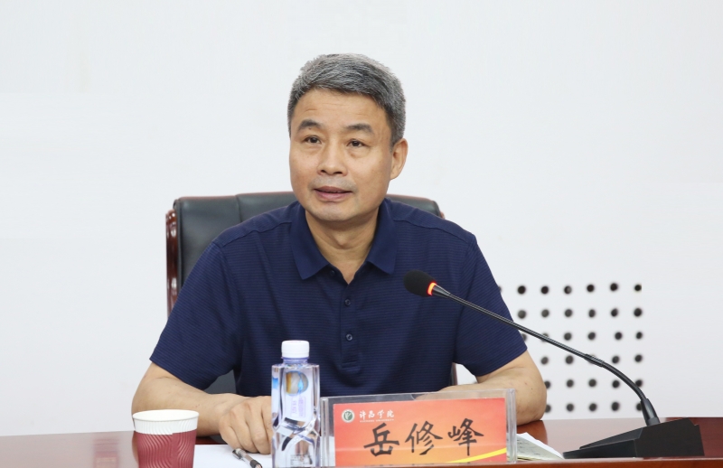 岳修峰在主持会议时强调,要认真学习领会会议精神,以高度的政治敏锐和