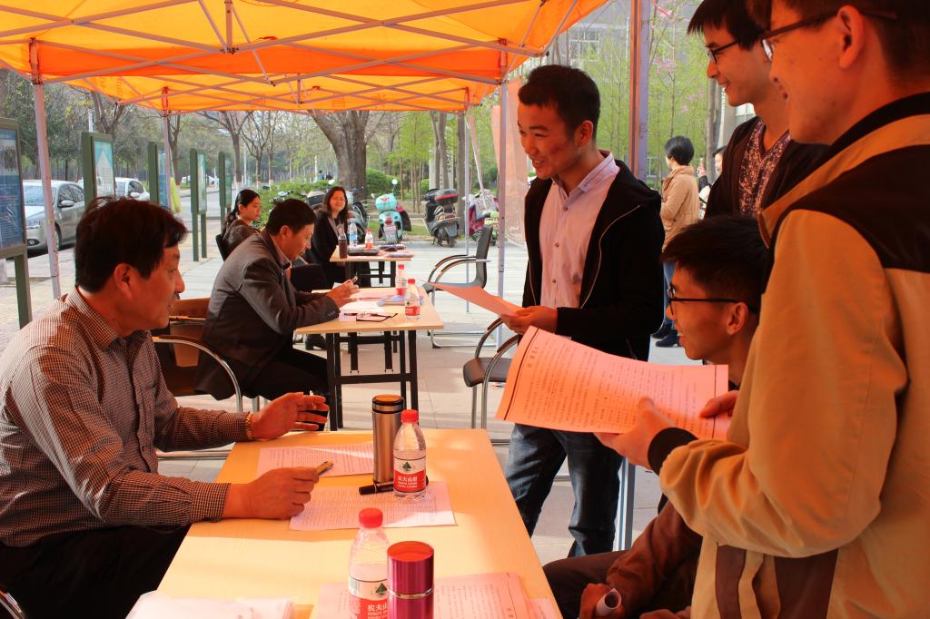 江苏滨海沿海工业园区多家入驻企业来我校举行专场招聘会